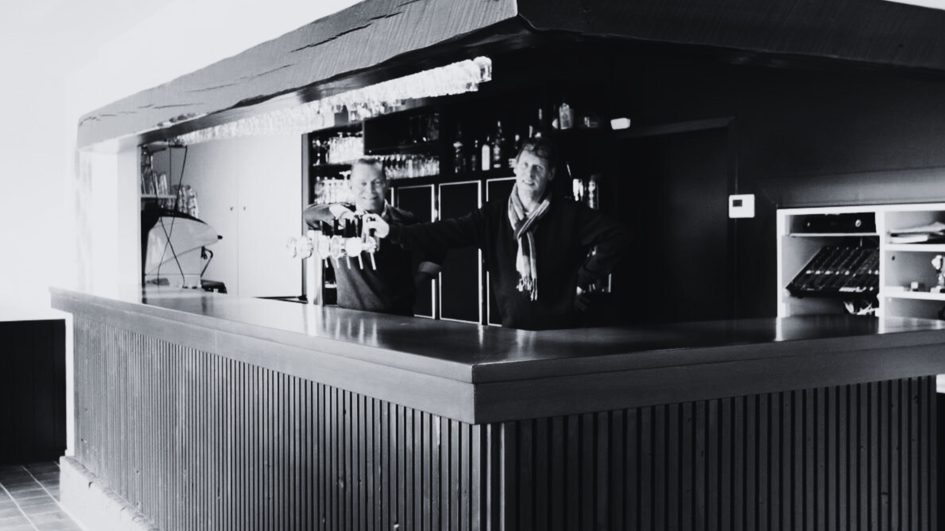 Bar & Resto Center Court